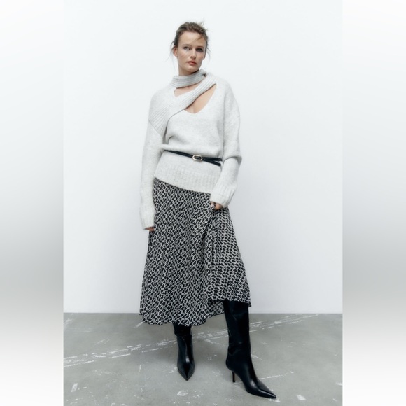 ✨SALE✨ ZARA CHAIN PRINT PLEATED SKIRT ✨SALE✨